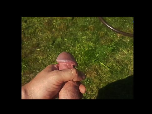 ❤️ Hot hottie får sin lyserøde fisse kneppet og kommer med en sprøjte i en sommerhave ️ Anal video at da.analpics.ru ️