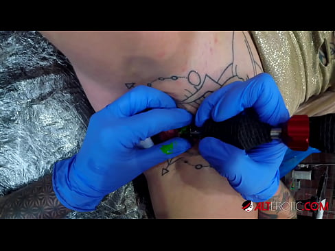 ❤️ Ekstremt tatoveret hottie Sully Savage fik en tatovering på sin klitoris ️ Anal video at da.analpics.ru ️